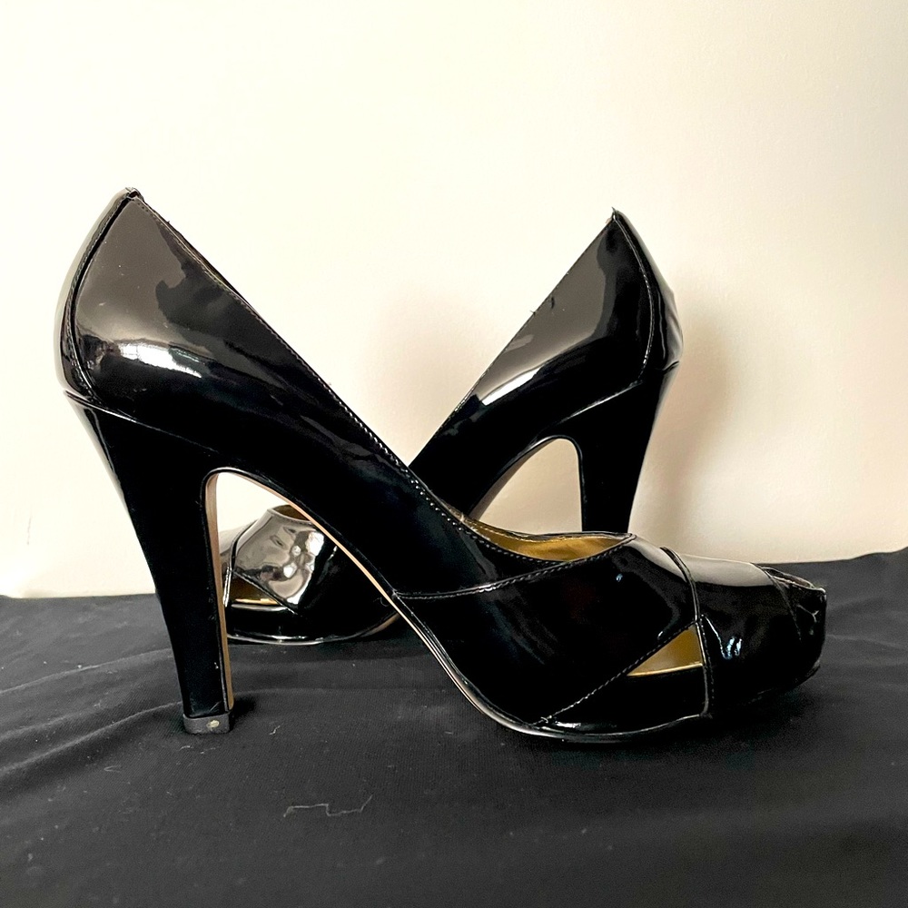 Comfortable 4in PATENT LEATHER heels! Great for all occasions.